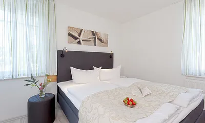 Schlafzimmer mit Doppelbett