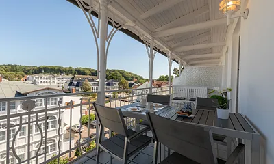 Die Ferienwohnung liegt im 3.OG. Sie erreichen Sie bequem mit dem Fahrstuhl. Rechts im Bild die Südostansicht der Villa Metropol. Ganz oben zum Türmchen hin liegt Ihr Balkon.