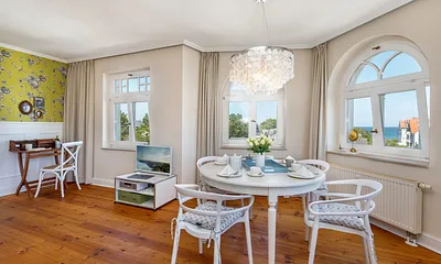 Die Wohnung wurde 2018 komplett saniert und liebevoll und hochwertig neu möbliert.