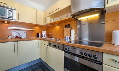 Die separate Küche hat eine hochwertige Küchenzeile. Der Eßplatz befindet sich im Wohnzimmer.