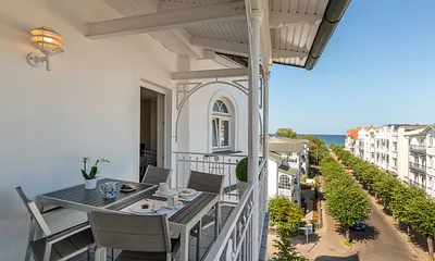 Der große Südbalkon ist bequem möbliert ...