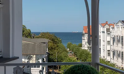 ... und bietet einen schönen Blick über den Ort bis zum Meer!