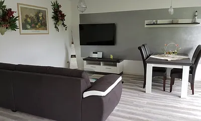 großzügiges Wohnzimmer