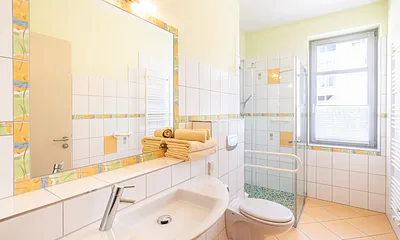 Bad Whg 2 (klappbare Stütze nur links)