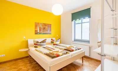 Schlafzimmer mit viel Platz auf der rechten Seite 