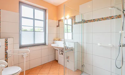 Bad (Toilette auf Wunsch mit 2 anbaubaren Stützen) 