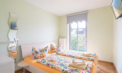 kleines Schlafzimmer mit TV