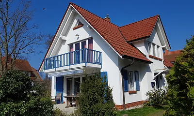 Außenansicht mit Friesengiebel