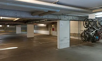 Tiefgarage - kostenloser Stellplatz mit Fahrrad-Remise