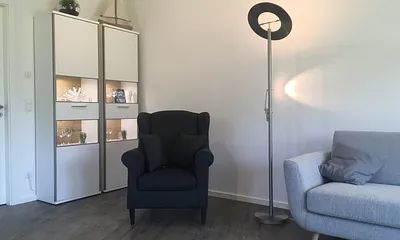 Das Wohnzimmer mit Ohrensessel für gemütliche Lesestunden