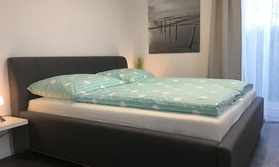 Das Schlafzimmer mit Bett 2,00m x 1,80m - komfortable Federkernmatratzen