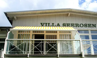 Wohnung mit  Balkon. Vom Garten aus fotografiert: See- / Rückseite des Hauses.