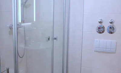 Bad: Echtglas-Duschkabine, flache Duschwanne mit niedrigem Einstieg