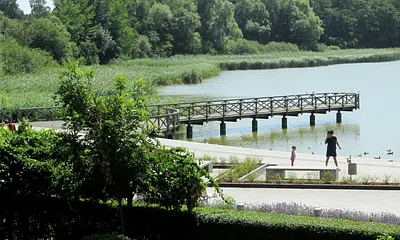 Blick vom Balkon zur Seebrücke und Seepromenade.