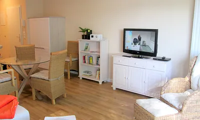 "Mediathek" im Wohnraum: Kleine Bücherei mit Literatur - auch zum Tauschen -, WLAN-Router, Radio, TV, CD- / DVD-Player.