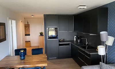 Küchenzeile mit Spülmaschine u. Backofen