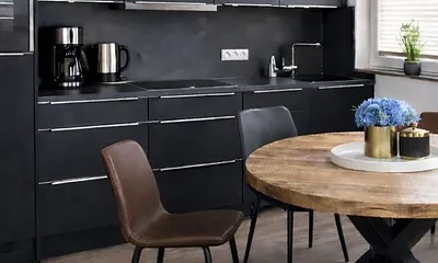 Küchenzeile mit Spülmaschine und Backofen