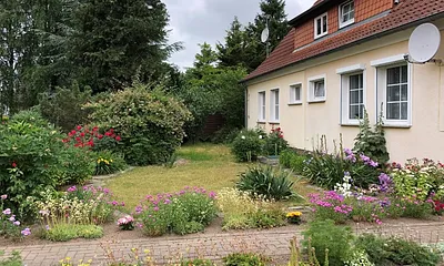 Seitlicher Blick zum vorderen Garten