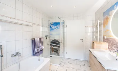 Bad mit Dusche und Badewanne