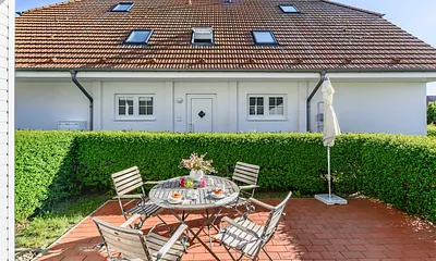 Terrasse durch eine Hecke geschützt