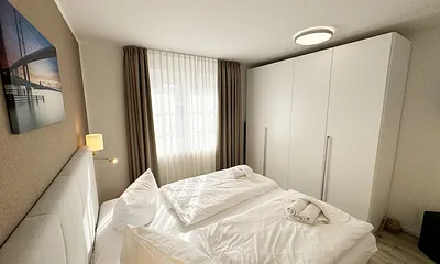 Schlafzimmer mit Kleiderschrank