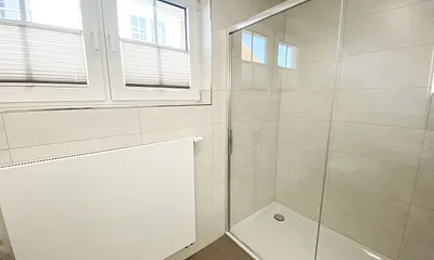 Badezimmer mit Dusche