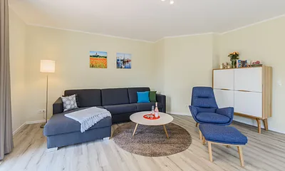 Wohnzimmer mit gemütlicher Couch