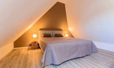 erstes Schlafzimmer mit Kleiderschrank