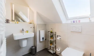 Badezimmer mit Waschbecken und WC