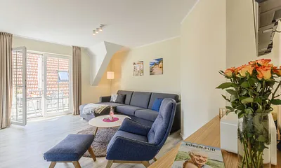 Wohnzimmer mit Couch und Sesel