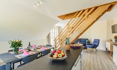 Küchenzeile mit Blick ins Wohnzimmer