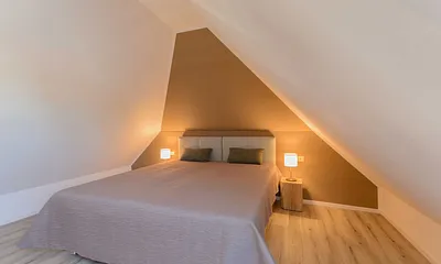 erstes Schlafzimmer mit Doppelbett