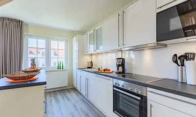 Küchenzeile mit Backofen