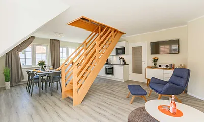 Wohnbereich mit Couch und Sessel