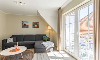 Wohnzimmer mit großem Fenster für viel Licht