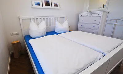 Schlafzimmer unten (180cmx200cm Bett)