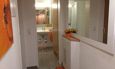 Flur ( mit zwei Stufen) und Bad