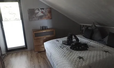 Schlafzimmer = ca. 13 qm ,Gemütliches Schlafzimmer mit 1,80 x 2,00 m Boxspringbett und begehbaren Kleiderschrank