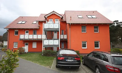 Haus Vorderseite (Eingang unten links)