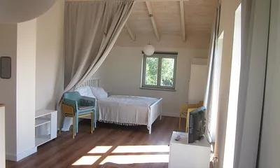 Wohn-/Schlafraum mit Doppelbett