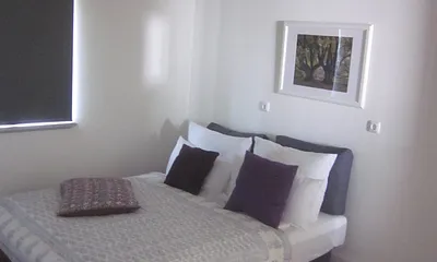 Wohn-/Schlafraum Kombi-Doppelliege (lässt sich mit wenigen Handgriffen zur Couch umfunktionieren)