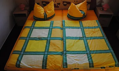 Schlafzimmer mit Doppelbett und Wandbett bzw. Platz für ein Zustellbett