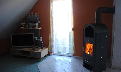 gemütlicher Wohnraum mit Kaminofen