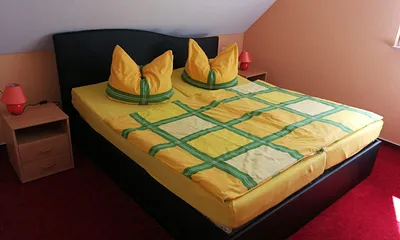 Schlafzimmer mit Doppelbett und Platz für Babybettchen