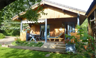 Hausansicht mit Terrasse (Südseite)