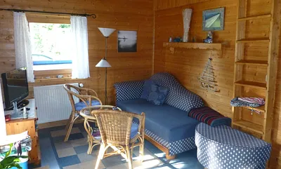 Wohnzimmer, Leiter führt zum Schlafboden (Aufbettung auf Matratzen)