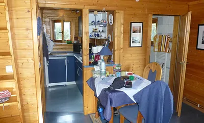 Blick auf Küche und Bad vom Essplatz des Wohnzimmers