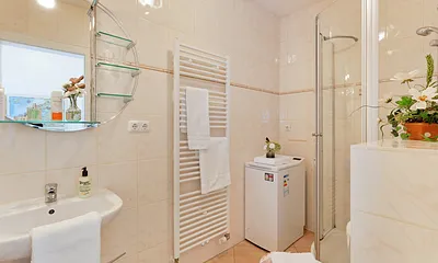 Bad mit Dusche und Waschmaschine