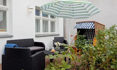 Terrasse mit Strandkorb