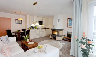 Wohn-, Ess- und Kochbereich mit Kamin